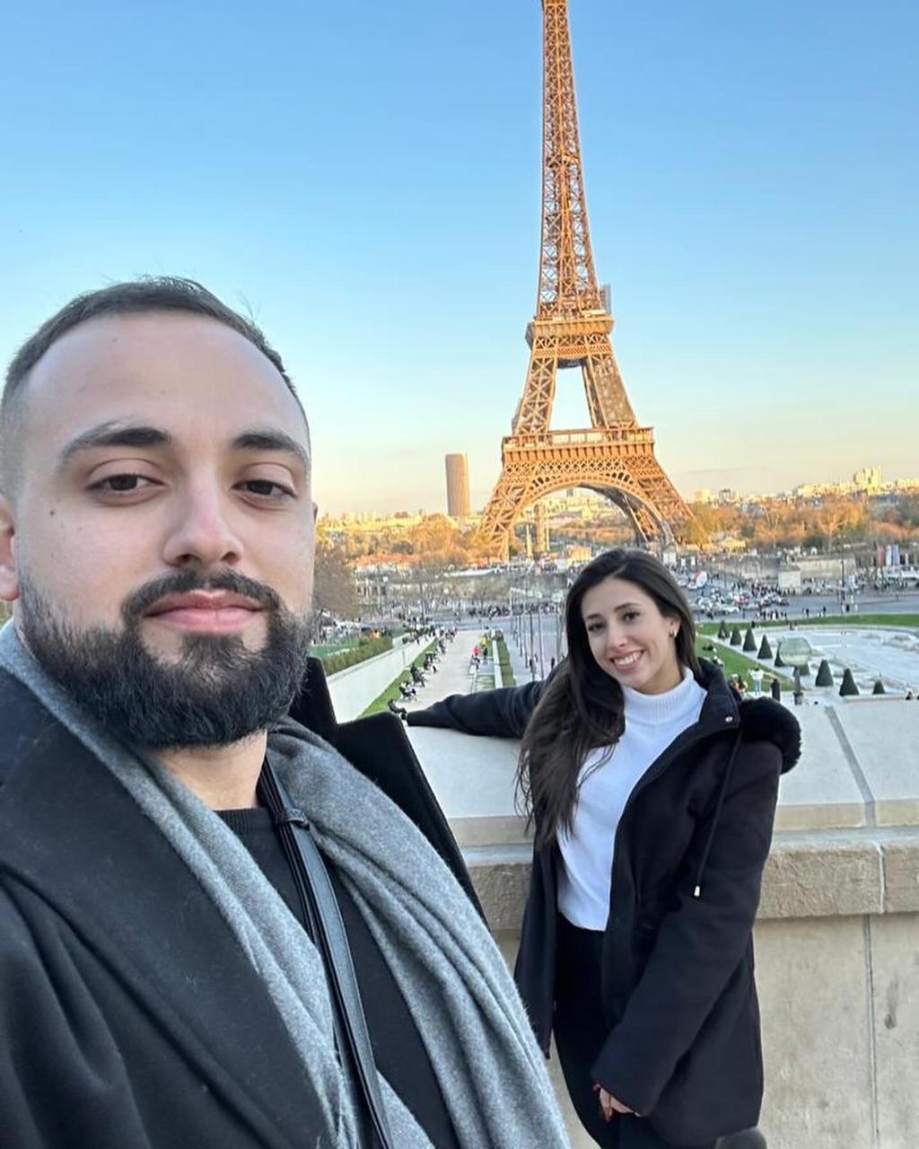 Amanda e Lucas em Paris, com a Torre Eiffel ao fundo
